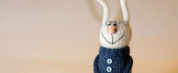 Вязаная игрушка заяц в свитере