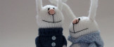 Вязаная игрушка заяц в свитере